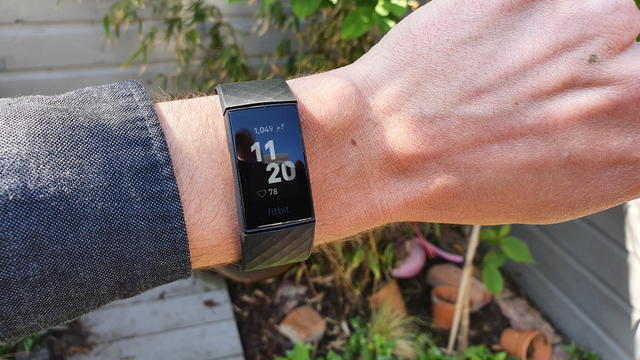 fitbit charge 4 keep screen on longer